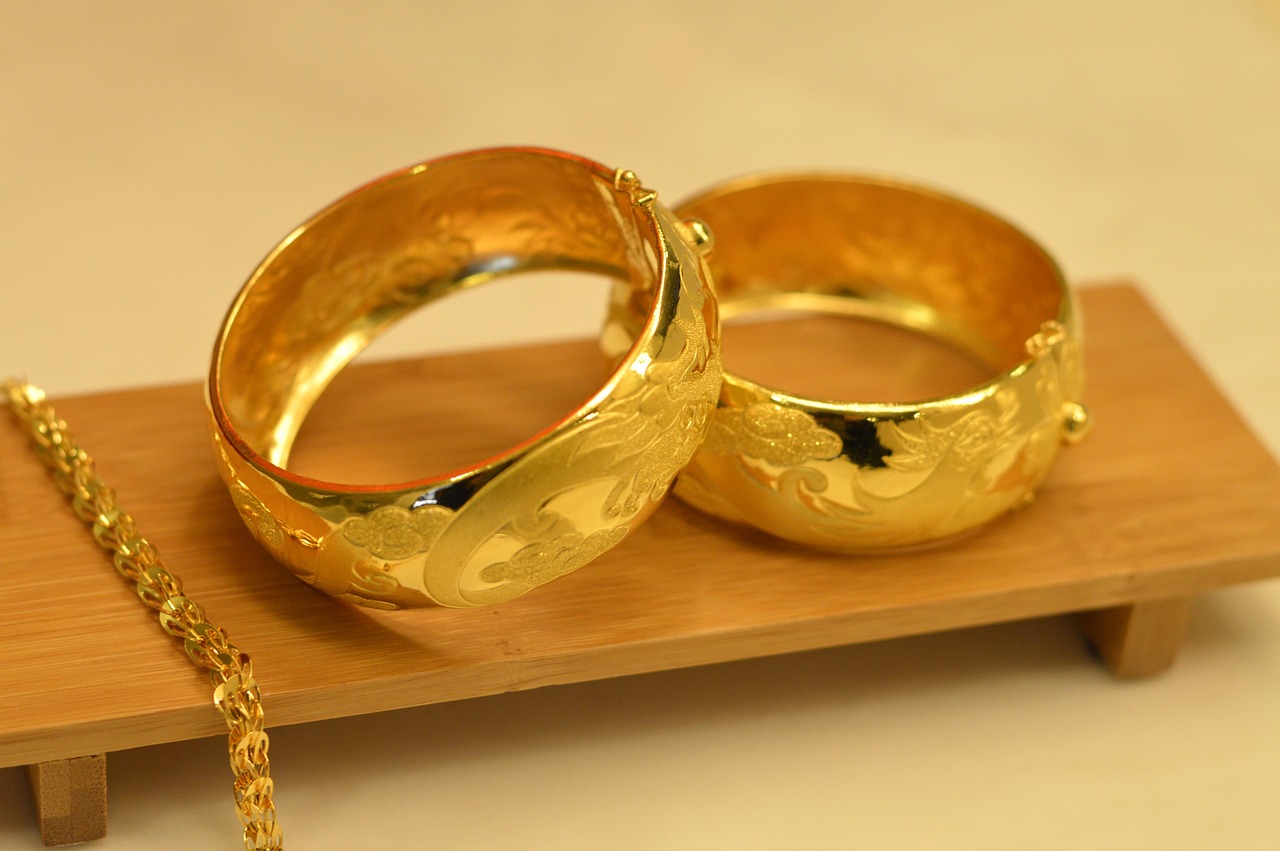 Designed Gold Ring With Emerald Studs